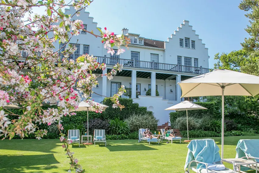 Cellars Hohenort Hotel: Sunbathing