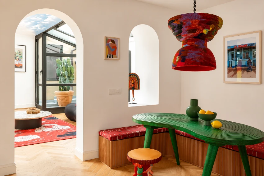 Mash.T Studio: Daub Table And Bright Light