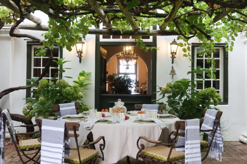 Navarre Residence Outdoor Dining